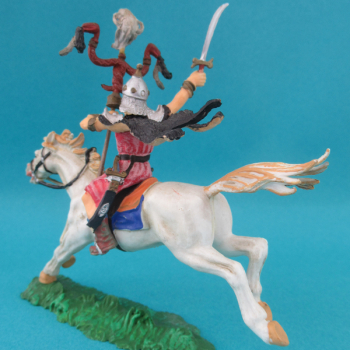 8751  Hun avec épée et süld avec crâne d'animal (II) sur cheval 1.